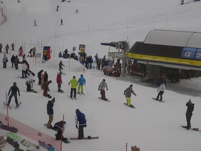 大寒波の大雪でスキー場に十分な積雪があり、暖冬であきらめかけていたスキーに週末の夜行バスで出かけることにした。行き先は、岐阜のダイナランド。隣の高鷲スノーパークともつながっており、日帰りスキーには十分な広さがある。若者が多いスキー場で、スノボーの割合が高く、スキーは全体の２割ぐらいか。