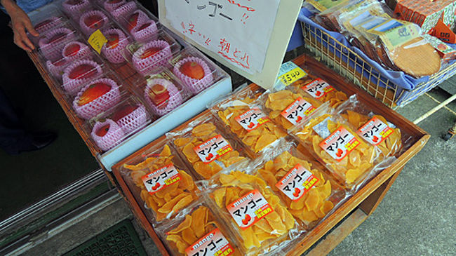都井岬灯台(といみさきとうだい)は、宮崎県串間市に属する都井岬の標高240mの断崖上に立つ、白色の大型灯台で、<br /><br />「日本の灯台50選」にも選ばれている。<br /><br />周辺は、日南海岸国定公園の最南端に位置する風光明媚の地。