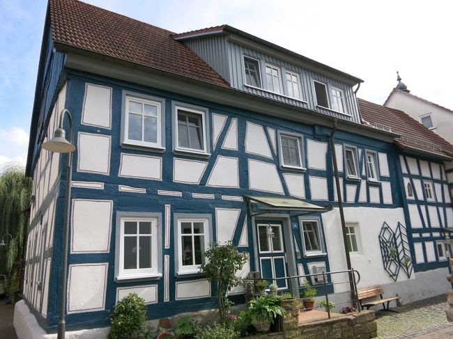 2015年9月14日(月)Bad Soden-Salmunster バートゾーデン ザールミュンスター の街を時間が許す限りてくてくしますぅ☆小川の流れているスポットがあるのですが、そのゾーンに木組みの建物が多く、とても嬉しかったです。少し離れたところにフッテン城というお城があるみたいです。今回、時間がなかったので次回!足を運んでみたいと思います。