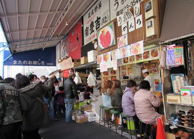 一年近くかけて編集した「高速バスで行く、東京・築地」のシリーズも、今日は完結させようと思います。<br /><br />2015年は、他にもいろいろと出かけたのですが年頭に出かけた築地の旅行記を編集するのにもたついて、他の旅行記がまったくアップできませんでした。<br /><br />これというのも、わたしの性格が　「気まぐれ」　で　「ものごとに没頭しやすい」　のに　「冷めると見向きもしない」　からでしょう。<br />性格の整合性はとれていますね(^^。<br /><br />他の何かに夢中になっている時は、それ以外のことに関心が向かなくなるので　4travel なんて、サイトの存在すら忘れて暮らしています。<br /><br />夢中になっている時にはそこそこ集中するんですが・・・寝食を忘れるくらいね・・・ハタと気が付き、ある没頭から醒めると、もう他の事に意識が向いてしまって・・・<br /><br />こんな風に半世紀生きてきたのですから今更生き方を変えるよりも、「この性質を生かして」生活する術を磨いた方が良いだろうなと考えております。<br /><br />そういうわけで、気まぐれにしか更新しない旅行記ですが、本日「高速バスで行く、東京・築地」は、完結させようと編集を開始しました。<br /><br />どうぞ、よろしく。<br /><br />ね。<br /><br />---------------------------<br /><br />静岡駅から高速バスに乗って築地に至るまでの記事はこちらです。<br /><br />高速バスで行く、東京・築地（1）<br />http://4travel.jp/travelogue/11002075<br /><br />テレビで紹介されると尋常ならざる行列ができてしまうという記事はこちらです。<br />高速バスで行く、東京・築地（2）<br />http://4travel.jp/travelogue/11002925<br /><br />目を付けていた店の行列に並びお料理を戴いた記事はこちらです。<br />高速バスで行く、東京・築地（3）<br />http://4travel.jp/travelogue/11043454<br /><br />高速バスで行く、東京・築地（4）<br />場内から、場外に繰り出し、散策を始めた記事はこちらです。<br />http://4travel.jp/travelogue/11066839<br />