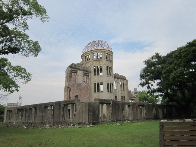 日本人としては一度は訪れておきたい場所，原爆ドーム。<br />なんだかとてつもない雰囲気でした…