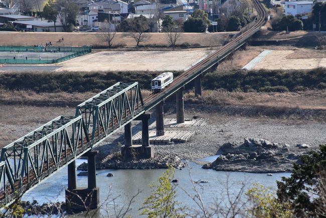 東海道本線から富士山の車窓をいくつかのポイントで眺め、掛川から天竜浜名湖鉄道で天竜二俣へ向かいます。<br /><br />天竜二俣は2回目の訪問です。今回は蔵のある街並みを歩きながら、本田宗一郎ものづくり伝承館、戦国時代の砦になった二俣城址と鳥羽山城址、天竜川の木材を運んだ筏問屋、鳥羽山を貫いた明治トンネルを巡ります。<br /><br />鳥羽山公園からは、眼下に蛇行する天竜川、遠くに遠州平野が見渡せ、マッチ箱のような天浜線の列車がやって来ます。<br />