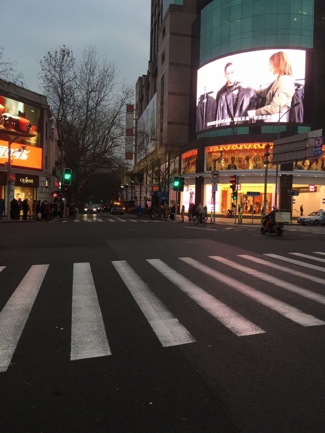 (写真は旧正月前の上海市内。いつもより人が少なく感じる)<br />旧正月が次週に迫った中国にどうしても行かなくちゃいけない用事で久しぶりに上海にやって来ました。<br />一泊二日の小旅行でANAの特典航空券を使用し、羽田ー伊丹ー関空ー上海ー成田で設定。大阪の娘夫婦の家に寄って孫娘達に会うのが楽しみで最近は関空から出発するのが多くなりました。行きの関空ー上海がエコノミークラスが満席で仕方なくこの区間だけビジネスクラス。日本ー上海は飛行時間が短いのでエコノミークラスで十分です。合計27,500マイル使用。<br />ホテルはオオクラガーデンホテルですが10,000円のクーポンが使えたので実質6,000円チョイの支払いでOK。このホテルはかなり満足感のあるホテルでした。旧正月の前は中国ではホテル価格が安いのでこの価格でこのクラスのホテルに泊まれるのは普通は無理と思うが、全ての点で今まで泊まった上海市内のホテルの中ではベストと思う。<br /><br />訪問したのがちょうど旧正月の1週間前でもう会社も街もホリデームード。<br />まだ1週間あるのにボチボチ帰省する人が出てる。<br />特に飛行機は争奪戦で旧正月前後は全く高い、取れないで、2-3日ズラしても取りにくいそうです。これこそ正に民族大移動模様。<br />おかげで市内のホテルは安いしガラガラ。過ごしやすかった。<br />今度また来るときには旧正月前に来よう！<br /><br />