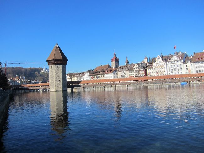 子供達の秋休み中の10月、Luzernでメッセがあって、ちょうどお天気も良かったので、出かける事にしました。<br /><br />場所は駅を出て右手を見るともう屋台が出てるので、迷う事はないはず。毎年同じ時期にあるので、この頃スイスに来られる方は要チェック！<br /><br />子供達は乗り物を楽しみ、私は色々食べたり、見たりして楽しんだものの、残念ながらカメラの電池がなくなって、写真が取れませんでした。でも、綺麗な旧市街の写真が取れたので、旅行記を作る事に。<br /><br />ドイツ語の案内ですが、参考までに。<br />Lozärner Määs (Herbstmesse)<br />http://www.stadtluzern.ch/de/themenbereiche/?action=showthema&amp;thema_id=1542&amp;themenbereich_id=5