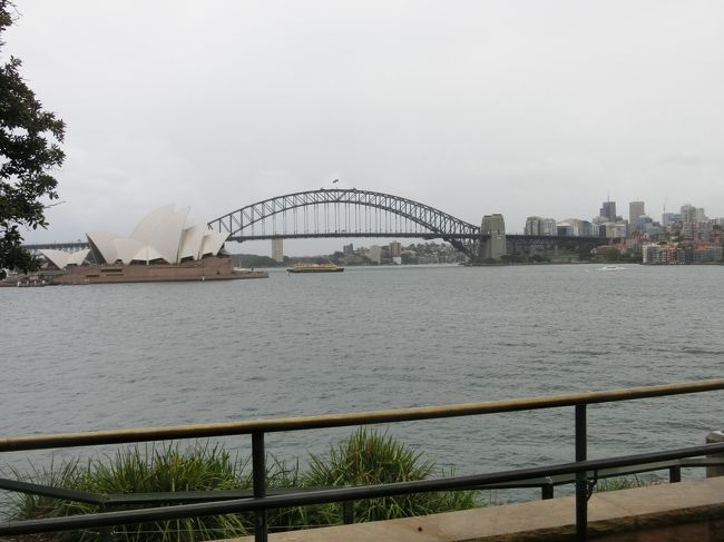 初めてのオーストラリアは雨でした（シドニー編）<br /><br />珍しく正月3日から行けるというので参加しました。<br />正味3日観光で、シドニー観光ツアー、ブルーマウンテン日帰り観光<br />と自由時間です。<br />初日は時々雨でしたが、2、3日目はずっと雨で、<br />最後の日はほぼホテルにいたという次第です。<br />