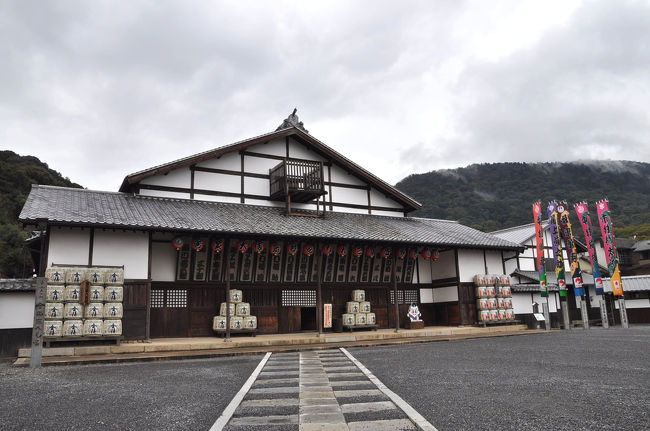 <br />　　　・・　讃岐・琴平町を歩く　・・<br /><br />　昨年１１月、突然腰痛が発症。これも加齢が原因か？　１月９日からのオランダ・ベルギーの旅を泣く泣く急遽キャンセル^0^<br /><br />　悶々とした正月を迎えていましたが、リハビリの効果もありやっと出歩く気持ちになり、どうせなら温泉が良いのではと「レオマの森」に行くことにしました。<br /><br />　レオマの森から送迎バスが琴平まで出ているので、利用させて頂く。　これまで金比羅さまは何度も訪ねているので、あの石段の参道を上るのはパスして、ゆっくり街中を散策することにしました。<br /><br />　主な見学場所は、旧金比羅大芝居小屋の「金丸座」と、地元の醸造会社「金陵の郷」の二ヶ所である。<br /><br />　まず最初に訪れたのは、「旧金比羅大芝居」で知られている芝居小屋「金丸座」である。参道から少し外れた場所にあるので、知る人ぞ知る。歌舞伎や芝居に関心がない人にとっては、見向きもしないであろう。<br /><br />　これまでにも全国の有名な芝居小屋を何箇所か見て廻ったことがある。愛媛県の「内子座」や秋田県の「康楽館」、広島県上下町の「翁座」等々・・<br /><br />　この「金丸座」は、１８３５年に建てられたわが国最古の現存する芝居小屋で、国指定の重要文化財に指定されているそうです。<br /><br />　今でも旅行会社が、関西方面からツアー客を集めて、歌舞伎ツアーを組んでいるようですから、歌舞伎に関心のある方は、ＨＰを見てもらえばわかります。<br /><br /><br />　　公式ＨＰは、下記の通り・・<br /><br />　http://www.konpirakabuki.jp/index.html<br /><br />　<br /><br /><br /><br /><br />　