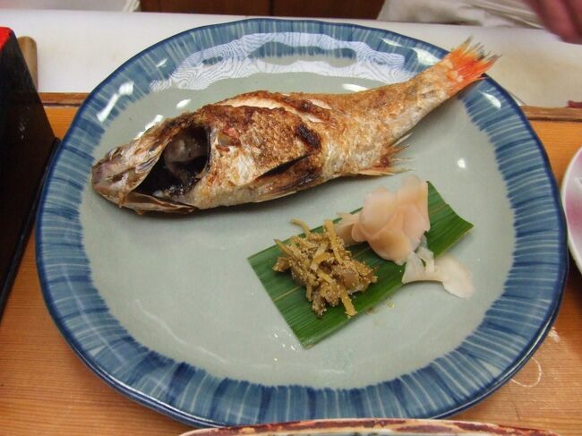 石川県には３回旅行しています。<br />その中で食べたものです。<br /><br />追記）６回旅行しています。<br /><br /><br />美味しい食べ物シリーズ<br /><br />各地で食べたものの特集！<br /><br />第１弾　沖縄でーじまーさんな食事<br />http://4travel.jp/travelogue/10769102<br />第２弾　北海道なまらうまい食事<br />http://4travel.jp/travelogue/10770583<br />第３弾　鹿児島がっついうんめ食事<br />http://4travel.jp/travelogue/10781398<br />第４弾　福岡ばりうま食べ物<br />http://4travel.jp/travelogue/10782457<br />第５弾　静岡えらいうまいっけ食事<br />http://4travel.jp/travelogue/10797183<br />第６弾　愛知で～りゃ～うみゃ～食事<br />http://4travel.jp/travelogue/10797196<br />第７弾　熊本どんこんうまかばい食事<br />http://4travel.jp/travelogue/10797382<br />第８弾　長崎いじでうまか食事<br />http://4travel.jp/travelogue/10801403<br />第９弾　宮崎てげうめぇ食事<br />http://4travel.jp/travelogue/10801532<br />第１０弾　香川うまげな食事<br />http://4travel.jp/travelogue/10801997<br />第１１弾　大阪むっちゃうまい食事<br />http://4travel.jp/travelogue/10810387<br />第１２弾　三重むっちゃうまいにー食事<br />http://4travel.jp/travelogue/10810595<br />第１３弾　千葉のーほど美味しい食事<br />http://4travel.jp/travelogue/10822815<br />第１４弾　広島ばり美味しい食事<br />http://4travel.jp/travelogue/10822857<br />第１５弾　神奈川の食事おいしいじゃん<br />http://4travel.jp/travelogue/10822868<br />第１６弾　山口のぶちうまいっちゃ食事<br />http://4travel.jp/travelogue/10822872<br />第１７弾　大分どげちおいしい食事<br />http://4travel.jp/travelogue/10822876<br />第１８弾　佐賀がばいうまかぁ食事<br />http://4travel.jp/travelogue/10880964<br />第１９弾　兵庫めっちゃおいしいやんっ食事<br />http://4travel.jp/travelogue/10880980<br />第２０弾　山形んまい食事<br />http://4travel.jp/travelogue/10881021<br />第２１弾　愛媛食事<br />http://4travel.jp/travelogue/10881503<br />第２２弾　京都えらいおいしおす食事<br />http://4travel.jp/travelogue/10883617<br />第２３弾　新潟ど～いうんめいもんだっちゃ～食事<br />http://4travel.jp/travelogue/10883655<br />第２４弾　和歌山やにこーうまい食事<br />http://4travel.jp/travelogue/10884224<br />第２５弾　宮城いぎなりうめぇ食事<br />http://4travel.jp/travelogue/10889043<br />第２６弾　栃木まっさかうんめえ食事<br />http://4travel.jp/travelogue/10889658<br />第２７弾　石川たっだんめぇ食事<br />https://4travel.jp/travelogue/11100470<br />第２８弾　青森わやめ食事<br />https://4travel.jp/travelogue/11476582<br />第２９弾　高知まっことうまい食事<br />https://4travel.jp/travelogue/11619773<br />第３０弾　群馬なっからおいしい食事<br />https://4travel.jp/travelogue/11479314<br />第３１弾　山梨だだらおいしい食事<br />https://4travel.jp/travelogue/11479403<br />第３２弾　福島いきなりうまい食事<br />https://4travel.jp/travelogue/11846996<br /><br />番外編１　東京の百貨店の物産展で食べる美味しいもの<br />http://4travel.jp/travelogue/10771664<br />番外編２　池袋の食事<br />http://4travel.jp/travelogue/10871715<br />番外編３　東長崎駅周辺食べ歩き<br />http://4travel.jp/travelogue/10826915<br />番外編４　清瀬駅周辺食べ歩き<br />https://4travel.jp/travelogue/10889667<br />番外編５　帯広ぶた丼<br />https://4travel.jp/travelogue/11619894