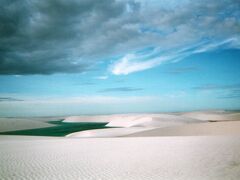 レンソイス・マラニャンセズ国立公園　　　　　　　　　　　　　　　白い砂丘と青いラゴ-ア