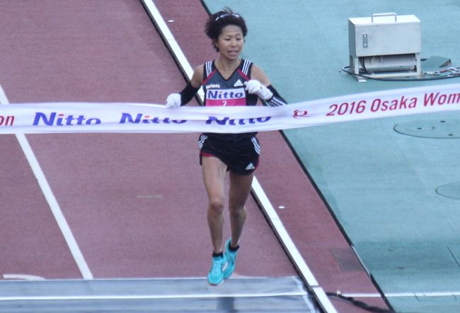 今年で3回目の大阪国際女子マラソンの観戦に行ってきました。<br />本大会は8月に開かれるリオネジャネイロ五輪の代表選手選考会を兼ねた大会で白熱した走りが予想されましたが、福士加代子選手が独走で、日本歴代7位の2時間22分17秒の好タイムで優勝し、リオ五輪行きをほぼ確実にしました。<br />　福士加代子選手と重友梨佐選手は4年前の第31回大会で対戦し、新鋭の重友選手が初優勝し、ロンドン5輪に出場しています。<br />