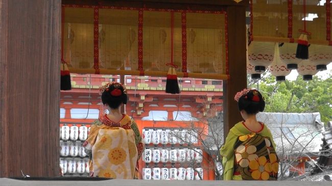 初めて行った八坂神社の節分祭。<br /><br /> 本物の芸舞妓さんを無料で見たくて行きました。舞殿の周囲は一眼レフを持った大勢の男衆、前方を遮る背高の外人さん、大勢のひとで「ひと団子」状態でした。天候は晴れ時々曇り、時々小雨で寒い日でしたが、寒風にさらされない所を陣取ることができました。福豆はなんとか足元に落ちた豆を命がけで拾うことができました。ケガ人がよくでないものだと感心しました。<br /><br /> 福豆は1ッでしたが、福顔を見られて大満足です。<br /><br />素敵な笑顔をまいてくれた舞妓さんに感謝です。<br />