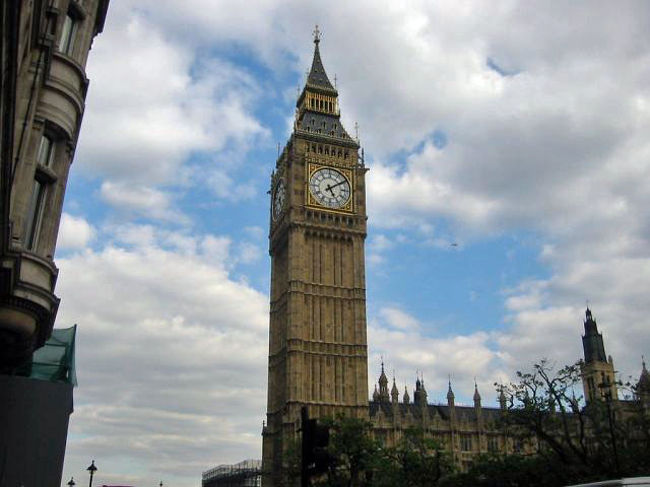 ロンドンの市内巡り<br />一番印象に残ったのはビッグベンで〜すね！<br /><br />ビッグベンは、ロンドンのテムズ川のほとりのウェストミンスター宮殿にある時計台で、<br />正式名称をエリザベスタワーといいます。鐘の鳴る４面時計としてはイギリス最大です。<br />時計台は高さ96.3メートルで、時計は地上から55メートルの位置にあります。<br />学校でチャイムのもととなったとされるメロディが、毎日正午になると時計台の鐘から流れています。