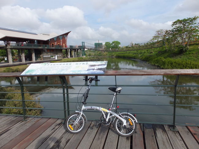 高雄 愛河サイクリング・中都湿地公園 2013/05/16<br /><br />愛河に沿ってサイクリングをしました。<br />中都湿地公園を見つけ、立ち寄りました。良い所です。<br /><br />以前、中都湿地公園は貯木場でしたが、人工の湿地に生まれ変わりました。涼しい季節に木製の散歩道を歩くのはとても快適です。人工の湿地の周辺には、マングローブの林があり、池には多くの魚が泳いでいるのを見ることができます。高雄市では、湿地復活運動が盛んで、ここもその一つです。ここの木造建築（建物や散歩道）には、日本人の友人も関わっています。