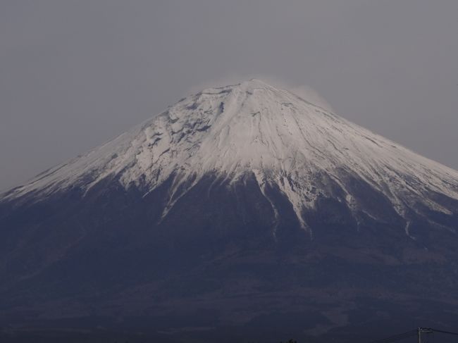 富士山大好き<br />やっぱ富士山がよく見えるのは冬<br />では、行きましょう<br />前夜決めて、朝5時半自宅スタート<br />見えるかな〜富士ちゃん<br />私は見えると思う！絶対見える！見る！<br />でも、ちと雲が気になる<br />我が家の今年の運勢をかけてみよう<br />