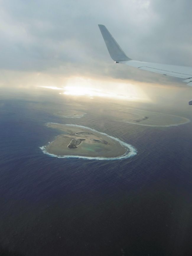 それは確かに、「星野リゾート　リゾナーレ西表島」に、３連泊できたのは少しはうれしかった^^;<br />元々は昨年の好印象があったので、今年は２泊しようという予定だったのだ。<br /><br />しかしフェリーが欠航するほどの天候なので、１泊よけいに泊まることになったからといって、どこかに行けるわけでもない。<br />レンタカーも返してしまったので、遠出もできない。<br />おとなしくホテルの部屋で過ごす以外に方法が見つからず、しかも３日目の宿泊料金は、当然のことながら自腹で支払わなければならないのだった(T_T)<br /><br />それでも飛行機の方は、一日ずらして予約し直してくれるとのことでホッとした。<br /><br />ホテルでの食事も３泊目となると、さすがに飽きてくる。<br />そこでホテルから歩いて行ける「KITCHEN inaba」さんに行くことにした。<br />このレストランは、浦内川クルーズの後のランチを予約しておいた（これもＪＡＬパックで、一人５００円）ので、ここには２３日の昼食と２４日の昼食＆夕食と、三度もお邪魔することとなった。<br />この「KITCHEN inaba」のご主人は、あの浦内川上流にかつて存在した「稲葉」集落の出身だった。<br />稲葉集落への思い入れには、深いものがあるようだ。<br />夕食の時には、三線の演奏で島唄を聞かせてくれた。<br /><br />また「星野リゾート　リゾナーレ西表島」は、今年の３月で経営者が代わるということで、ここに３泊もしたのも神様のお導きなのかもしれない。<br /><br />沖縄本島に雪！というこの天候の中、たまたま八重山諸島を訪れ、おそらく今後沖縄では味わえないと思われる寒波を体験したのも、貴重な思い出となった。<br />何年か経って、「あの時はねぇ〜」なんて、したり顔でこの体験を話す自分を想像し、ちょっと楽しくなったりしている。<br />