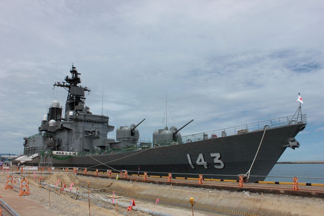 海上自衛隊の護衛艦「しらね」、2015年3月で退役となる前、富山県の伏木港にて体験航海で乗船することができました。<br /><br />「しらね」はしらね型護衛艦の1番艦で、1980年に建造されました。最近はイージス艦が主力となっています。<br /><br />さて当日は、伏木港の万葉岸壁に接岸。ここはクルーズ船も接岸するそうです。華やかな歓迎を受けて出航。2時間近くを掛けて富山湾を航行しました。甲板では、機関砲やミサイルの発射台の実演操作も行われました（もちろん射撃はありません）。海側から見る新湊大橋もよかったですね。<br /><br />夏のひと時、潮風を受けながら富山湾をめぐる航海はいいものです。<br /><br />体験航海は競争率も高いので、興味ある方は粘り強く応募してみてはいかがでしょう。