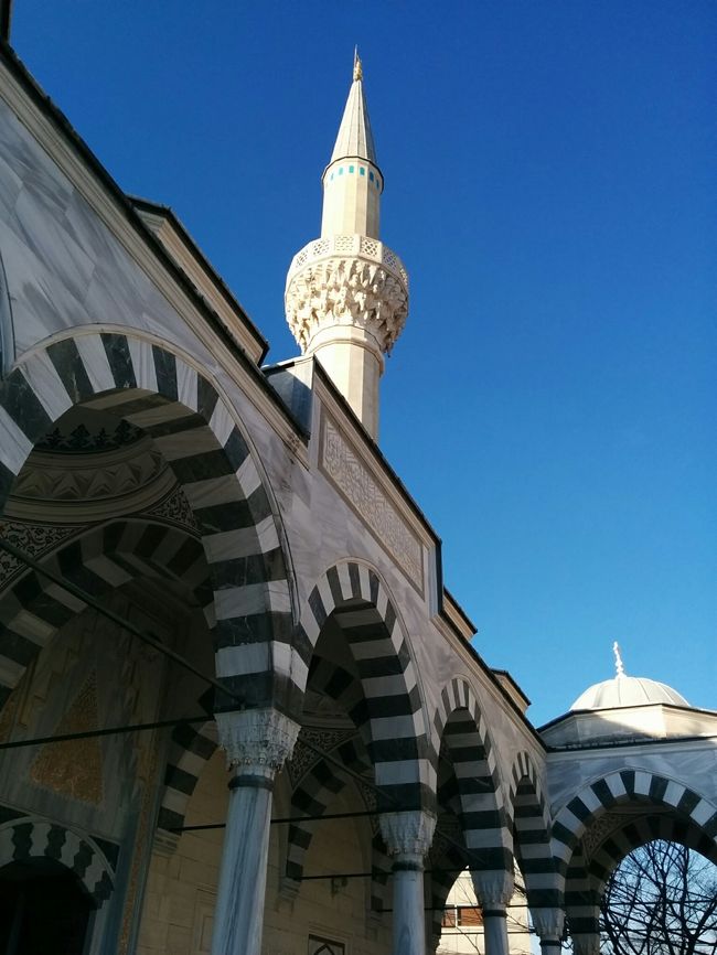 代々木上原にあるイスラム教のモスク「東京ジャーミー」で、<br />週末午後にガイドツアーがあると聞いて、さっそく行ってきました。<br />幾何学模様に囲まれ、イスラム文化にちょっと触れた気がしました。