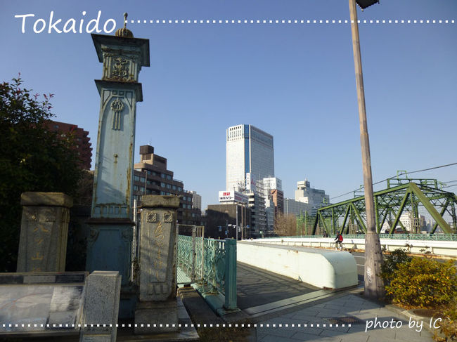 2012年年末から始めた東海道を歩く旅。<br />少しずつ歩きながら 歴史の道をたどっていきます。<br /><br />品川宿から川崎宿へ。<br />今回の旅は 川崎宿から上っていますが<br />写真は 品川宿から下っていくように<br />紹介していきます。<br /><br />東海道の旅をお楽しみください。<br /><br />現代の品川は 都会のど真ん中。<br />でも 歩いてみると 昔の記録が 目につきます。