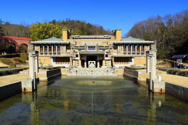 今日は、犬山市にある「博物館 明治村」に行ってきました。<br /><br />行こうとしながらなかなか行けなかった場所です。犬山城には行っているのですが、明治村は初の訪問です。<br />一日じゃ周りきれないかも？それに、この時期の開村時間は10:00〜16:00になります。３月以降に比べて１時間３０分も短くなります。じゃ何でこの時期に？実は、１月３０日から２月１４日までの期間、バレンタイン特別企画として、お揃いのアイテムを持参すれば、なんと！入村料半額！つまり一人分の料金で二人入村できます。平日ならＪＡＦプレミアム割引で、５００円で入村できますが休日はダメです。お手軽な割引が他になかったので、乗っかることにしました。<br /><br />近代遺産ブームじゃないけれど、一度に明治時代の各地の建物を見れるので興味津々！珍しく１日を費やして見学しました。<br /><br />