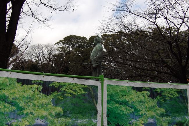 　皇居のお堀端を一周していると、東京メトロ東西線竹橋駅大手町側の出入り口が工事中（〜2月17日）である。工事柵の上に銅像の顔が覗いている。誰の像なのか、ヘルメットを被っている工事現場の案内係りの人に聞くと名前は知らないという。流暢な日本語ではあるが、知らないというのは可笑しいので、「外国人？」と聞くと、国名を告げ、「日本語が読めないので。」という。「神武天皇？」と尋ねると、「奈良時代の人で、元は京都にあったものをここに移したのだそうだ。」と答える。神話にある神武天皇なら縄文時代くらいまでも遡る。<br />　帰ってから調べると、大手濠緑地内に建立されているのは和気清麻呂銅像だと分かった。台座をいれると高さは約4mあるそうだ。この像は昭和15年（1940年）の紀元2600年記念事業として、楠正成像（皇居外苑）と共に文武の二忠臣を象徴して建立されたものだという。<br />　和気清麻呂（天平5年（733年）〜延暦18年（799年））は奈良朝期末から平安時代初期の貴族である。天平神護元年（765年）に右兵衛尉となった。神護景雲3年（769年）、宇佐の神官を兼ねていた大宰府の主神（かんつかさ）・中臣習宜阿曾麻呂（なかとみのすげのあそまろ）が宇佐八幡神の神託として、弓削道鏡（文武天皇4年（700年）?〜宝亀3年（772年））を皇位に就かせれば天下太平になる、と称徳天皇へ奏上する。称徳天皇は側近の尼僧・和気広虫（法均尼）を召そうとしたが、虚弱な法均では長旅は堪えられぬため、弟の清麻呂を召し、姉に代わって宇佐八幡の神託を確認するよう命じた。清麻呂が勅使として八幡宮に参宮し、「天の日継は必ず帝の氏を継がしめむ。無道の人は宜しく早く掃い除くべし」という大神の神託を朝廷に持ち帰り、称徳天皇へ報告した。世に言う宇佐八幡宮神託事件である。翌神護景雲4年（770年）、称徳天皇は崩御し、道鏡は失脚して造下野薬師寺別当を命ぜられて下向し、赴任地の下野国で没した。なお、「下野する」の語源はなかったが、こうして道鏡が奈良の都から下野へ落ちて行く様が当てはまるであろうか？<br />　その後、清麻呂は光仁・桓武天皇に信任を得て、平安遷都を推進、造都に活躍した。<br />　生誕地（岡山県）の和気神社や神護寺の境内にあった護王神社（明治19年（1886年）に京都御所蛤御門前に遷座した。）に祭られ、生前は従三位・民部卿であったが、明治31年（1898年）には贈正三位から贈正一位に位階が進められた。<br />（表紙写真は和気清麻呂像）