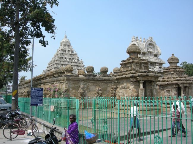 南インド旅行その３　引き続きカーンチープラムです。<br />次の観光地はカイラーサナータ寺院です。<br />インドのお寺の名前は覚えにくいですね。<br />ユーモラスな彫刻が観られる、こぢんまりとした寺院でした。<br />