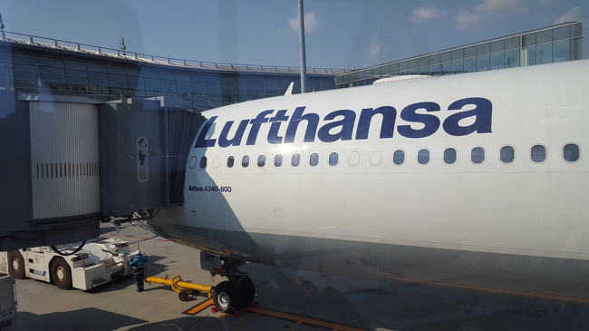 A340-600という胴が長ーいルフトハンザ機に乗り、一路、Munichへ、そこから乗り換えて、Hannoverへ。空港前のMartimホテルへチェックインし、電車でHannover中央駅へ向かう。