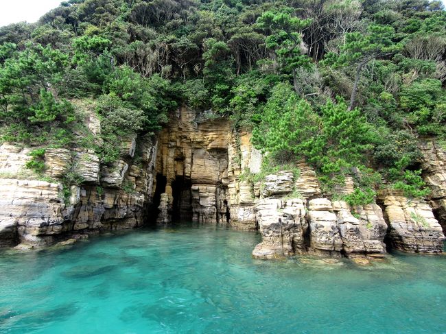 2度目の壱岐．家人にこの船に乗せて海のきれいさを味わってほしくて連れ出してきた旅行．体調もまあまあで家人も楽しめた．やはり辰の島の海はきれいだった．今回は波が荒かったので潮吹き岩も楽しめた．海の宮殿，マンモス岩，大屏風，蛇が谷などやはりよく楽しめた．2014年7月に比べて改正でなく薄曇りだったが，あの時ほどきれいでないものの十分美しかった．なおSuomita2の表紙を飾っているのはこの海の宮殿だ.<br />前のブログは福岡出張・壱岐日帰り旅行4-海のきれいさにうっとり　辰の島遊覧http://4travel.jp/travelogue/10921001