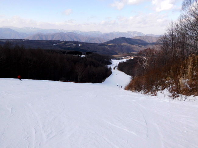 友達とハンターマウンテン塩原にスキーに行きました。<br />正月休み明けの平日ですが、冬休み期間であるため、そこそこ人は入っていました。<br /><br />ハンターは実に10年以上ぶりでしょうか。意外と広くて見直しました。<br />何しろ、例年に無い暖冬なのに、ちゃんとそこそこ雪があって楽しめました。<br />頑張ってるスキー場ですね。<br />首都圏からの日帰りにはピッタリかと。<br />今は、塩原にバイパスもできて、行きやすくなりましたね。<br /><br />そして、シャトルバスがオススメ。便利でした。<br />私は那須塩原駅から、友達はアウトレットから乗車しました。<br />那須塩原駅発と、アウトレット発、バスはそれぞれ別便でしたので、現地で合流です。<br /><br />往路電車\842<br />復路電車\756<br />レンタル\3500<br />リフト1日券\4700<br /><br />