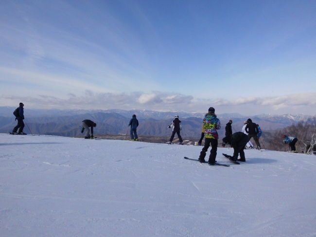 降雪のおかげで、滑れるコースが増えました。<br />そうなると、日曜でも人がコースに分散して混んでる感無し！<br />リフト待ち無し！レンタル待ち無し！レストラン待ち無し！<br /><br />道路凍結も無かったからシャトルバスも9時過ぎには着きました。<br /><br />今回は一人スキーだったので、<br />調子に乗って上のコースばかり回転してしまい、お昼食べたら疲れてしまいました。<br /><br />なので、ウェストサイド・ストリートあたりで軽く流しているのもいいかもー。<br /><br />往路電車\842<br />復路電車\842<br />レンタル\3500<br />チケット￥5000（1000円分の施設利用券付←食事に使用。セブンのマルチコピー機で買えます）<br /><br />