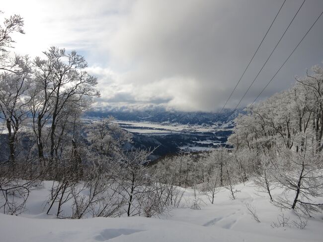 毎年恒例となった会社の同僚で行く野沢温泉スキー。<br />今年は北陸新幹線開業で長野駅からではなく、一つ先の飯山駅からバスで30分でアクセスできるようになり、かなり便利になった！