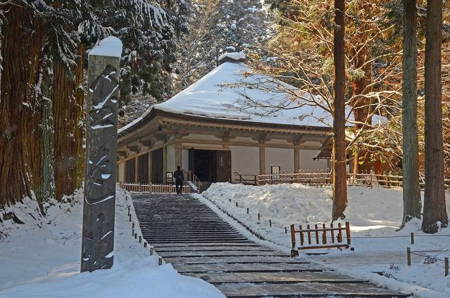 前日宿泊した一関から、訪れた雪の世界遺産平泉。前篇では、その前半分を紹介した。11時過ぎには、毛越寺（もうつうじ）・平泉文化遺産センターを経て、循環バス「るんるん」で中尊寺に到着。雪は止んでおり、青空が覗いていた。朝一番の毛越寺はほとんど訪れる人もいなかったが、この時間帯ともなるとバスから２０人ほどが降りて、中尊寺を目指して行った。