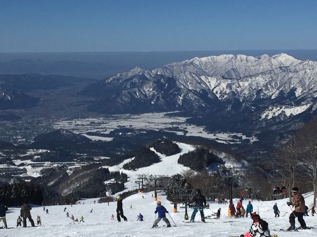 １月末に行った時には、頂上からの景色は雲に覆われ残念でした。<br />今日は、雲ひちつない絶景でした。<br />祭日とあって、人出は大変多かったです。<br />リフトの方は、誘導がうまく待ち時間の長い朝でも１０分ほどでした。<br />あとは数分で乗車できました。<br />今回も、ジジイ２人で思う存分滑ってきました。<br />