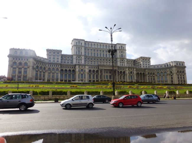 ルーマニアの首都ブカレストはチャウシェスク共産党時代の大きな建物が残っている。<br />国民の館という建物。<br />一つの建物として最も大きいのがアメリカの国防総省の建物ペンタゴンと言われている。<br />二番がここルーマニアのブカレストにある国民の館だ。<br /><br />今は観光名所、予約して入場する。<br />入場に当たっては空港並みの持ち物検査、写真撮影は10ユーロも取ります。<br />専任の英語ガイドが案内します。部屋の数は1000以上あります。<br />30分の観光で全体の3％の観光です。<br />議会場は議長チャウシェスクが逃走する秘密のドアもありました。
