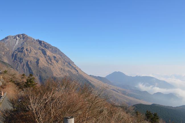 元旦の朝、初日の出を見に俵石展望台へ。<br />宿泊先の雲仙九州ホテルからは車で20分程。<br />天気が回復し清々しい朝日を見ることができました。<br />また通行止めになっていた雲仙ロープウェイへの道も直前に解除され、年末年始の雲仙・島原の旅の最終日は幸先良い1年のはじまりとなりました。<br /><br />※こちらは全3編の3作目です。<br />バックナンバーはこちらです。<br />『年末年始 雲仙・島原の旅：(1)雲仙小地獄温泉と島原散策』<br />http://4travel.jp/travelogue/11092246<br />『年末年始 雲仙・島原の旅:(2)雲仙九州ホテルと雲仙地獄』<br />http://4travel.jp/travelogue/11096518