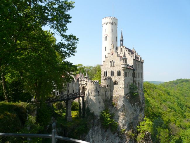 “ドイツ　黒い森とアルザス・シュヴァーベン地方の旅”　<br />オーデンの森・黒い森・バーデンワイン街道（カイザーシュトゥール）・仏アルザス地方（コルマール・シュトラースブルク・アルザスワイン街道）・シュヴァーベン地方の古城群・フランクフルト近郊のタウヌス・懐かしのデュッセルドルフ。<br /><br />期間　：　2015年7月14日（火）〜7月28日（火）15日間の旅<br /><br />参考：2015年”黒い森とアルザス・シュヴァーベン地方の旅”<br />http://4travel.jp/travelogue/11027937<br /><br />7月23日(木)　 朝は小雨、午後徐々に晴れる　17.5〜27.5℃　 140ｋｍ<br />Sonnenbuehl-Erpfingenゾンネンビュール・エルプフィンゲン　＝＞L？ 15km　Lichtensteinリヒテンシュタイン＝＞B28　（Tuebingenテュービンゲン）・（Herrenbergヘレンベルク）＝＞A81・A8（Pleidelsheimプライデルスハイム）＝＞L？ 91km　Marbachマルバッハ＝＞（Bietigheimビーティックハイム）＝＞B27・L？ 34km Neckarwestheim　ネッカーヴェストハイム・Ringhotel Schloss Liebenstein古城ホテル　リーベンシュタイン城<br /><br />写真はリヒテンシュタイン城（2007年の旅で：天気が良かった）