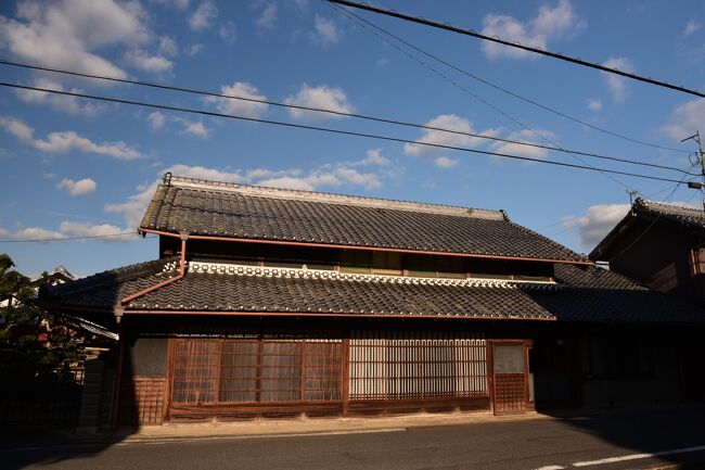 かつての伊勢国の津と伊賀国の上野を結ぶ伊賀街道は、京都、奈良方面と伊勢神宮を結ぶ参詣道の一つとして使われていましたが、慶長１３年（１６０８年）に津藩主として移封された藤堂高虎が津城を本城と定め、伊賀上野城には城代家老を置いたことから、藩の政治や経済を司るうえで最も重要な官道として、これらふたつの城を結ぶ全長約５０ｋｍ（約１２里）の街道が整備されます。<br /><br />街道筋には片田宿、長野宿、平松宿、平田宿の宿場が設けられ、官道としての性格を物語るように、宿場には津藩主の伊賀巡視のための御茶屋と呼ばれる休憩所が設置されました。<br /><br />このように、官道や伊勢参りの参詣道として利用される一方、津方面からは海産物や塩が、また、上野方面からは油や綿など、人々の生活を支える物資が行き交うようになり、物流の大動脈としての役割も果たしてきました。<br /><br />この伊賀街道に寄り添うように通る現在の国道１６３号線沿線には、今も人や物の往来で賑わった街道筋や宿場の面影を見ることができます。<br /><br /><br />三重県伊賀市平田にある平田宿は、上野と平松宿との間が長すぎるため、承応２年（１６５３年）に双方への距離が２里と云う、ほぼ中間地点に継馬の宿として設けられたもので、寛文７年（１６６７年）からは伊賀八宿の一つとして賑わいます。<br /><br />宿場町特有の桝形が残る町並みには、今も漆喰塗籠の虫籠窓や格子をしつらえた伝統的な町家が軒を連ね、「電柱がなければ江戸時代にタイムスリップしたかのような」と云っても過言ではない風情ある姿を留めています。