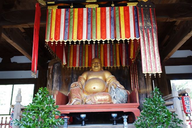 2016年早春、京都の旅。<br /><br />新幹線からJR奈良線を乗り継いで黄檗へ。中国から渡来した隠元禅師が創建したお寺です。<br />どこか中国を感じさせる大きなお寺をゆっくり回りました。<br /><br />表紙写真は弥勒菩薩の化身とされる布袋像。