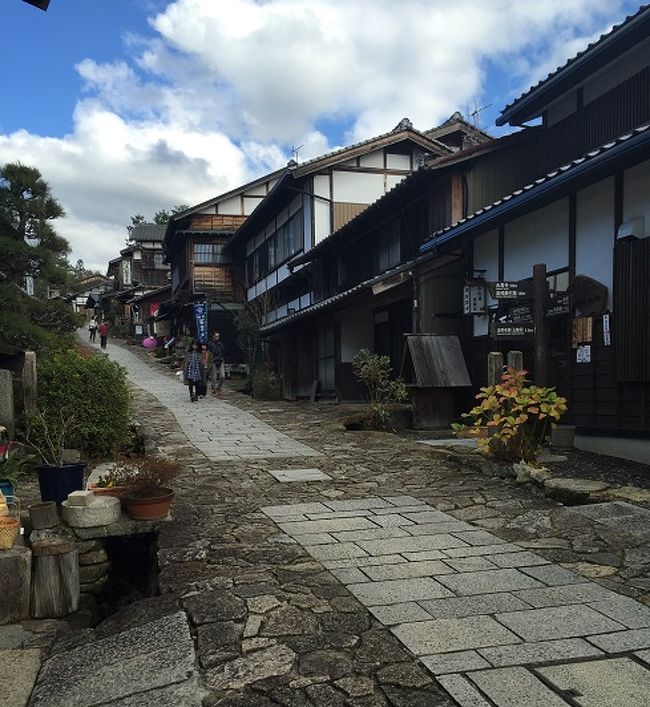 母の古希祝いの旅行です。親戚一同総勢１６人。<br /><br />一日目：馬籠宿＆下呂温泉（水明館 泊）<br />二日目：恵那峡＆恵那銀の森<br /><br />一日目の旅行記です。馬籠宿では、天気に恵まれゆったりと散策できました！宿泊は下呂温泉の水明館で。<br />夜は母の古希祝の会もでき、とても楽しい一日となりました。