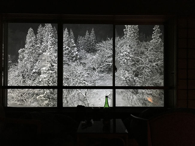 ライトアップされた銀山温泉も素敵だったのですが<br />宿から見える雪景色が素晴らしかったです。