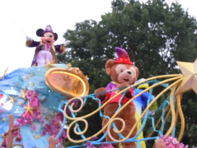 ２０１２年、ディズニーランドパリは２０周年！<br /><br />ディズニーがあまり好きじゃない家族に頼み込み、ロンドン＆パリ旅行に組み込ませてもらいました（^人^）<br /><br />そして２０１６年２月、急遽１泊３日超弾丸のパリ＆ディズニーランドパリに行くことにしたので、復習を兼ねた旅行記をアップすることにしました。<br /><br />例のごとく書くつもりがなかった旅行記なので、記憶も曖昧、写真もグダグダですが、よろしければお付き合いくださいませ～♪( ´▽｀)<br />