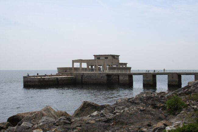 私が山口県周南市大津島にある人間魚雷回天の基地を訪れたのは昨年５月の下旬でした。<br />ここは一度訪れたいと思っていた場所でしたが、当時は全く旅行記にするつもりは無く、日帰り観光として写真を撮ってきただけでした。<br />映画「出口のない海」を見たことが無い若い人は「人間魚雷回天」という言葉さえ聞かれたことはないでしょう。<br />また、「回天」が特攻兵器であったと言う事をご存知ない方（特に若い方は）も多いのではないでしょうか。そう思い始めた時、旅行記として掲載しておこうと心に決めました。但し海外旅行の旅行記が投稿途中だったため、そちらの投稿に時間を取られてしまい。この旅行記を手掛けるのが遅くなりました。<br />そもそも旅行記を投稿する予定ではなかったので写真が十分ではありません。不足部分は私の拙い文章で補いたいと思います。<br />人間魚雷回天はガダルカナル島が米軍の手に落ち戦況が悪化してきた昭和１８年の夏ごろ、余っていた九三式酸素魚雷をどうにか活用できないかと考えた黒木博司中尉と仁科関夫少尉の発案で制作された特攻兵器です。<br />九三式酸素魚雷は旧日本海軍の秘密兵器で射程が２万ｍ、型式によれば３万ｍもありました。弾頭の炸薬量は米軍を上回り破壊力は抜群でした。最大の特徴は酸素を使用しているため雷跡が見えないことです。相手にとっては見えない所から魚雷がやって来る事になるのです。<br />この魚雷の威力を最大限発揮した海戦がルンガ沖夜戦（ガダルカナル島沖）です。詳しい説明は省きますが、ガ島へドラム缶に食糧を詰めて食糧輸送任務についた日本海軍の第二水雷戦隊（駆逐艦８隻）が重巡４隻を主力とする米艦隊の待ち伏せにあったにも関わらず米艦隊を壊滅させた海戦です。日本軍は駆逐艦１隻が沈没したのみでした。<br />この戦いは例えれば日本がウサギ、アメリカがライオンほどの強さに開きがあり、しかもレーダーで先に日本艦隊が米軍に発見されて絶対的に不利な戦いでした。この海戦は米軍から大絶賛の評価を得ています。<br />特に酸素魚雷の効果が大きかった海戦といえます。<br />この魚雷を生かして戦局を好転させようとして開発されたのが人間魚雷回天です。<br />回天とは天をめぐらし、戦局を逆転させるの意でした。<br />この兵器は大型の酸素魚雷に１人の人間が乗り組み、潜望鏡で敵艦を発見して魚雷もろとも突っ込み、敵艦に体当たりして撃沈させるという物でした。<br />但しハッチを閉じればもう戻ることはできません。訓練中に亡くなられた方もいらっしゃいます。また大型のイ号潜水艦に積まれて出撃しますので母艦（大型潜水艦）もろとも沈められた方もいらっしゃいました。<br />回天の訓練を受けたのは１３７５人、そのうち１４５人が帰らぬ人となりました。<br />志願とはいえ２０歳前後の若人がその命を散らしたのでした。<br />それでは、回天基地を訪問しましょう。