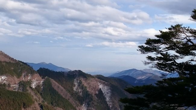 お散歩気分で歩ける所はないか？・・で、探してみるとヒットしたのが三頭山〔みとうさん〕。<br />行ってみると、５つのハイキングコースあり。<br />今日は、お散歩気分なので１番短いコース、三頭沢と野鳥のコースをチョイス。<br />滝も見れるんだって！<br />ルンルン♪で、スタートするものの、雪の多さに唖然。<br />・・・いつ降ったのかな？(^_^;)<br /><br />滑り止めのアイゼン必要な感じ。<br />アイゼンさえあれば、かなり丁寧に整備されているので初心者でも心配なさそうに思えました。<br /><br />ま。雪道歩こうなんて、全く考えてなかったＣＨＡＩ家。<br />もちろん、アイゼンなんて持ってないし。<br />はて、困った。歩くの辞めるか？(-_-)<br />でも、ここまで片道２時間以上掛かり、雪はシャーベット状。<br />行けるところまで行って、無理なようなら引き返してみるか？<br />なーんて、気持ちで行ってみた。<br />一応、歩ききることは出来たものの、通行禁止のところもあり、更に短いコースで歩いてきました。<br /><br />久し振りの１０００ｍ越えの山々。<br />最近歩いてる低山と比べると、何かにつけ、迫力がある。<br />足元も、ウッドチップや落ち葉で柔らかく足に優しいし。<br />整備されているし。<br />かなり気に入りました。大好きです！！(^.^)<br />見所は、大きな滝と、ロックガーデンみたいな道のりかな？<br /><br />距離？<br />標高差２００ｍ？<br />所要時間、３時間<br /><br />行程<br />行き道、途中、ヤオコー日の出店にて、昼食。<br />１３：１５ 駐車場スタート<br />１３：２３ 森林館前<br />１３：３３ 眺望良好展望台<br />１３：４４ あずまや<br />１３：５１ 滝見橋<br />１４：２６ ブナの路テラス<br />１４：３７ 野鳥観察小屋<br />１５：０４ 休憩所<br />１５：１２ 展望休憩所<br />１５：４９ あずまや<br />１６：１７ 駐車場 到着<br /><br />無料駐車場・・都民の森<br />無料トイレあり。<br /><br />※学んだこと<br />奥多摩？あきる野？・・１月、２月は、道路もアイスバーン。<br />降雪情報出て無くても、行って見ると雪積もってる場合あり。<br />雪山歩くつもりは無かったけれど、三頭山なら、アイゼン購入してもいいかな？・・と、思った。<br /><br />※特記すること<br />登山靴の貸し出しあり・・料金不明。<br /><br />※この旅行記も、地図も含め、その時の気分と大体でつけているので。<br />行かれる方は、ご自身で再度確認して、行かれてくださいね。