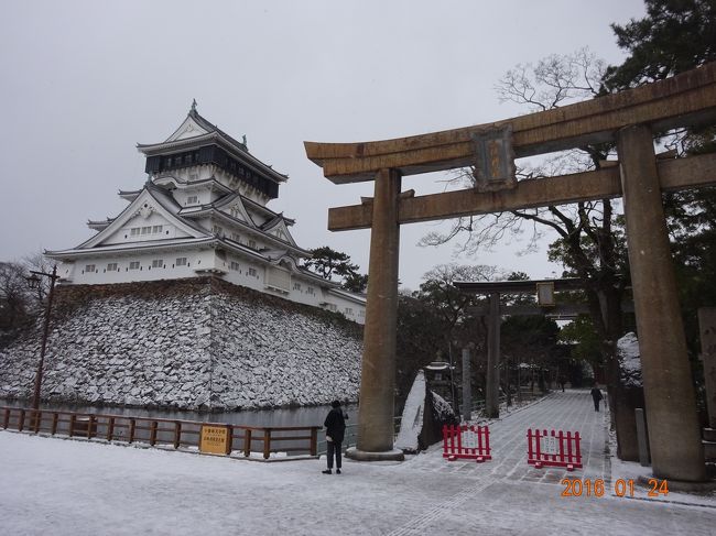 東京の人から見れば九州は『南国』とのイメージがありますが、北部は日本海に面しているため意外と寒い地域。ただし今回のような大雪は滅多にないらしく恐らく九州在住中にこんな景色は見れないと思い、町中を散策してきました。また3年以上暮らしていながら行ってなった小倉城にも入城しました。大雪の中バスは止まり電車も大幅な間引き運転、各地で水道管が破裂し断水となるなど苦労された方も多かったようですが、幸い当方には影響なくのんびりとした散策ができました。