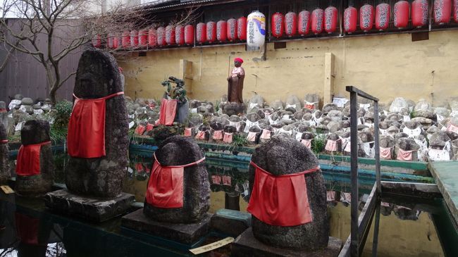 2016年早春、京都の旅。<br /><br />冥界との通い路で有名な六道珍皇寺で寺宝の特別公開が行われているということで行ってきました。六道珍皇寺のあたりはかつて「鳥辺野」と呼ばれ、墓地に向かう葬送が行われていたところ。京都では西の「蓮台野」でも野辺の送りが行われていたそうで、あわせて蓮台野の千本閻魔堂にも足を伸ばしました。<br /><br />ついでに千本釈迦堂と、その先松尾大社にも。そのほか、たたりをもたらした岩をまつる岩上神社や猫寺など、小さなパワースポットも訪れました。<br /><br />表紙写真は千本閻魔堂のお地蔵さん。提灯には「六道」の文字も見えます。