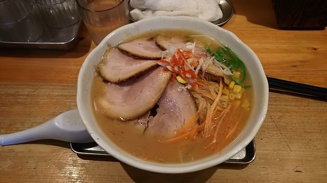 かつて新小金井街道はラーメンストリートと呼ばれ、新旧ラーメン店がしのぎを削っていました。<br />その頃と比べると、かなり店舗数も減り雌雄を決した感があります。<br /><br />そんな中生き残っている「味噌蔵らーめん まるしゅう」に今回約15年ぶりに訪問しました。<br /><br />さすがに15年もたつと、かつての味は全く覚えていませんが<br />思った以上に「あっさり」スープで美味しかったです。<br />但し麺は残念ながら私の口には合いませんでした。<br />（あくまで個人的主観で賛否は分かれる所ですが）<br />ファミリー中華レストラン、バーミ〇ンと麺の違いが感じられません<br /><br />スープは美味しいのだから、もう少し麺に力を入れて欲しいものです<br />（くどいようですが個人的感想です）<br /><br />そんなこんなで食事を済ませた後は<br />腹ごなしに野川沿いを散策しました。<br /><br />今回はバードウォッチング感覚で<br />野川西之橋?武蔵野公園くじら山付近まで散策<br /><br />・ダイサギ<br />・コサギ<br />・セキレイ<br />・ムクドリ<br />・カルガモ<br />等に会えました。<br />