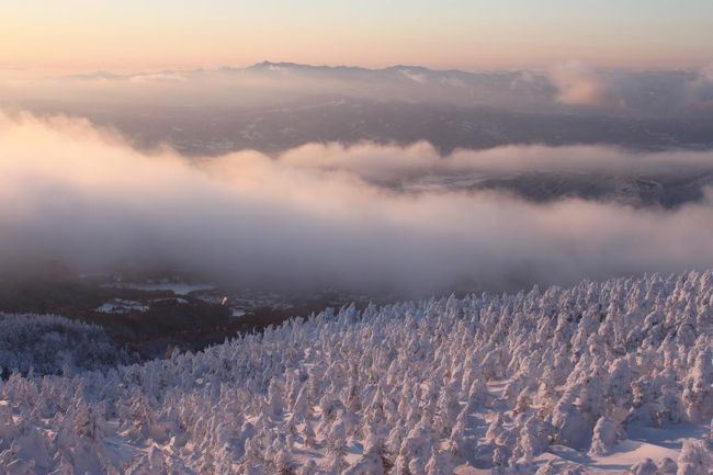 蔵王の樹氷を見に行くことに。<br />この時期、蔵王は雪の日が多いようですが、天気予報をチェックし続け、晴れマーク＆降水確率10％となる2/11〜12に日程を決定。<br />時間はたっぷりあるので、移動はコスト削減のため、各駅停車を乗り継いで行くことにします。常磐線、磐越東線、東北本線、仙山線と6本の各駅停車乗り継ぎの旅は、学生時代に青春18きっぷで旅した頃を思い出したりしました。<br />