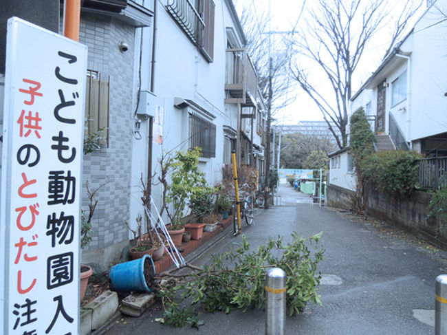 東京の街中のチェックポイントというか<br />住宅街の中は、ほんとに狭いところが多いっす。。<br />電車の駅のチェックポイントを東都内でクルマで穫りに行くと激狭い道とか<br />一方通行の嵐とか、土日の駅前は歩行者が多すぎて進めないとか<br />ほんと大変なので駅は基本、電車でとるようにしてるmacですが、、、<br /><br />今回、きのうの埼玉遠征の帰りに都内の「こども動物園」というチェックポイントを穫りにいったら、<br />これがまたやっかいな住宅街の中にありまして、、<br />とんでもないことになったのでレポートしておきます。。(汗)<br /><br />