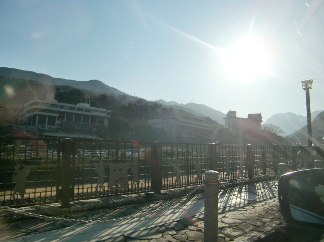 出産後「温泉に行きたい〜」と言い続けてようやく実現した箱根への温泉旅行。<br />5ヶ月の乳児がいるため、観光地には行かずの〜んびり。<br />上げ膳据え膳ってステキ…。:*:・(*´ω`pq゛ポワァン <br /><br />硫黄泉のため温泉デビューはお預けとなりましたが、親はとてもいいリフレッシュになりました☆<br />娘は…ご機嫌だったけどちょっと疲れちゃったかな?