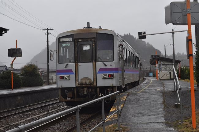 　2016年2月12日から14日にかけて、おとなびパスグリーン車用を使って、JR西日本の鉄道に乗ってきました。<br />　今回は、廃止が噂される三江線をはじめ、中国地方のローカル線を中心に乗ってきました。<br /><br />　2月12日<br />　新高岡－富山－金沢－新大阪－姫路（泊）<br />　2月13日<br />　姫路－播磨新宮－佐用－津山－新見－備後落合－三次－浜原－江津（泊）<br />　2月14日<br />　江津－三次－広島－原爆ドーム前//土橋－白島//新白島－宮島口－宮島－宮島口－広島－呉－広－三原－福山－新大阪－金沢－新高岡<br /><br /><br />　新見駅からは、芸備線で三次駅へ向かいます。