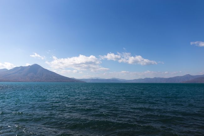 本州に次ぐ面積を持ち広大な土地と豊かな自然のある北海道。道南・道央・道北・道東など区別され、各々特色のある観光名所が多い。2005年に世界自然遺産に登録された知床、知床連山を望むことができる名勝天都山、支笏洞爺・大雪山・阿寒・知床・釧路など自然豊かな国立公園をはじめ、札幌市時計台や小樽運河など歴史建造物や支笏湖・洞爺湖など自然景観の楽しめる道央、世界三大夜景の函館山のある道南、ラベンダー畑で有名な富良野・動物の行動展示を導入し有名となった旭山動物園のある道北、世界遺産の知床のある道東など自然と文化に溢れる北海道をぐるりと巡ってみました。<br /><br />□■□■□■□■□■□■□■□■□■□■□■□■□■□■□■<br /><br />登別/室蘭/洞爺/支笏エリアを巡る旅。鬼の棲む地獄の由来となった登別地獄谷やスリル満点で熊を見ることができるのぼりべつクマ牧場のある登別、東日本最大の吊橋でライトアップの夜景が楽しめる白鳥大橋や地球の丸さを感じられる絶景スポット地球岬のある室蘭、大自然と雄大な湖と温泉街のある洞爺湖、空港から1時間程度で日本有数の透明度を誇る湖のある支笏湖。北海道らしい自然豊かなエリアの多い登別/室蘭/洞爺/支笏エリアをぐるりと巡ってみました。<br /><br />□■□■□■□■□■□■□■□■□■□■□■□■□■□■□■<br /><br />登別/室蘭/洞爺/支笏エリアを巡る旅。今回は支笏湖に行って来ました。10月は紅葉の時期で綺麗な紅葉をみることができました。残念ながら強風のため遊覧船はお休みであったため支笏湖周辺をのんびり散策することにとどまりましたが、ホテルと周辺散策だけでも十分絶景を楽しめました。宿泊先のしこつ湖鶴雅リゾートスパ水の謌は部屋や温泉もたいへん満足、特にディナービュッフェはどれも美味しくクチコミの評価が高いことも納得でした。支笏湖は空港から近いため北海道旅行の際はまた訪れてみたいものです。<br /><br />□■□■□■□■□■□■□■□■□■□■□■□■□■□■□■<br /><br />＜しこつ湖鶴雅リゾートスパ水の謌＞<br />http://www.mizunouta.com/<br /><br />＜支笏湖ビジターセンター＞<br />http://www12.plala.or.jp/k-hirao/kankou/22_05.html<br /><br />□■□■□■□■□■□■□■□■□■□■□■□■□■□■□■<br /><br />＜北海道ぐるり旅＞<br />【1】ノーザンホースパーク<br />http://4travel.jp/travelogue/11073332<br />【2】白い恋人パーク<br />http://4travel.jp/travelogue/11080749<br />【3】旭川市旭山動物園<br />http://4travel.jp/travelogue/11089383<br />【4】小樽運河＆メルヘン交差点＆小樽オルゴール堂<br />http://4travel.jp/travelogue/11092641