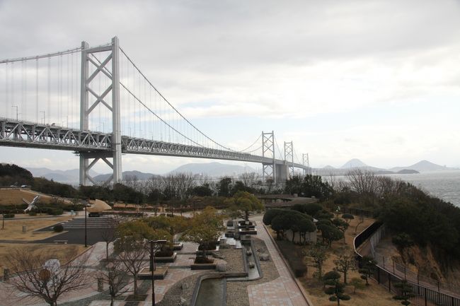 2/14(日)午後<br />倉敷でランチをいただいた後、せっかくなので瀬戸大橋を半分わたってみました。<br />この日は強風で、2輪車の通行は禁止されるほど…。<br /><br /><br />2/15(月)<br />松江から東京へ。<br />搭乗予定の飛行機が欠航となり、米子鬼太郎空港で3時間強待ちました。<br />そういうこともありますね…。<br />遅れはしましたが、無事に帰れてよかったです。<br /><br /><br /><br />=========今回の旅行の概要================<br />2/11(木)<br />松江→鳥取市内でランチ→鳥取砂丘→餘部鉄橋→城崎温泉泊<br />2/12(金)<br />城崎温泉→天橋立→竹田城→姫路城(外観)→姫路市内泊<br />2/13(土)<br />姫路城→赤穂市内観光(大石神社・赤穂城跡)→岡山後楽園→倉敷市内散策→倉敷市内泊<br />2/14(日)<br />倉敷市内観光→瀬戸大橋→与島SA→瀬戸大橋→松江<br />
